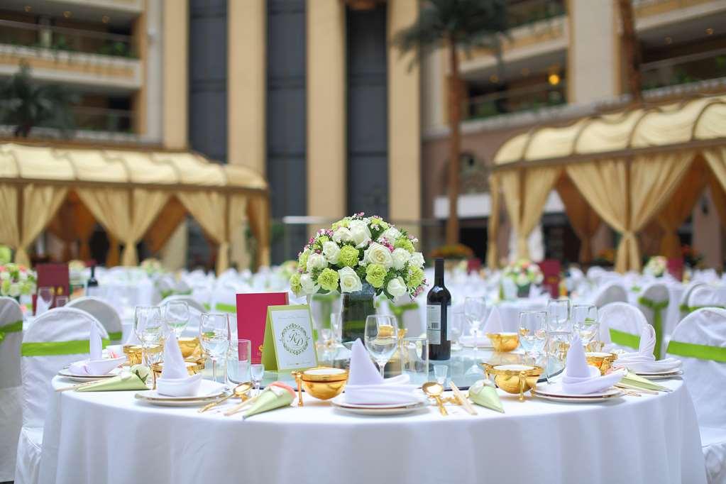 Sunworld Dynasty Hotel Beijing Wangfujing Съоръжения снимка A table set for a formal dinner