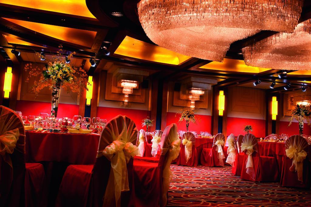 Sunworld Dynasty Hotel Beijing Wangfujing Екстериор снимка The ballroom at the Mandarin Oriental, Hong Kong
