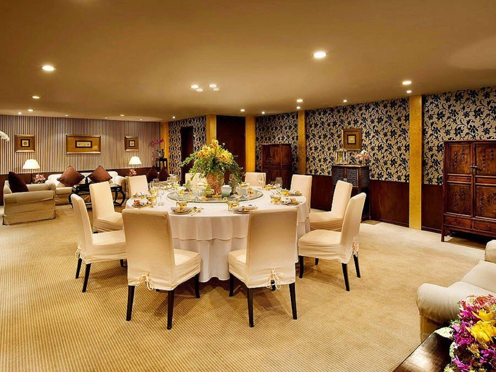 Sunworld Dynasty Hotel Beijing Wangfujing Екстериор снимка The interior of the 100-metre (330 ft) yacht