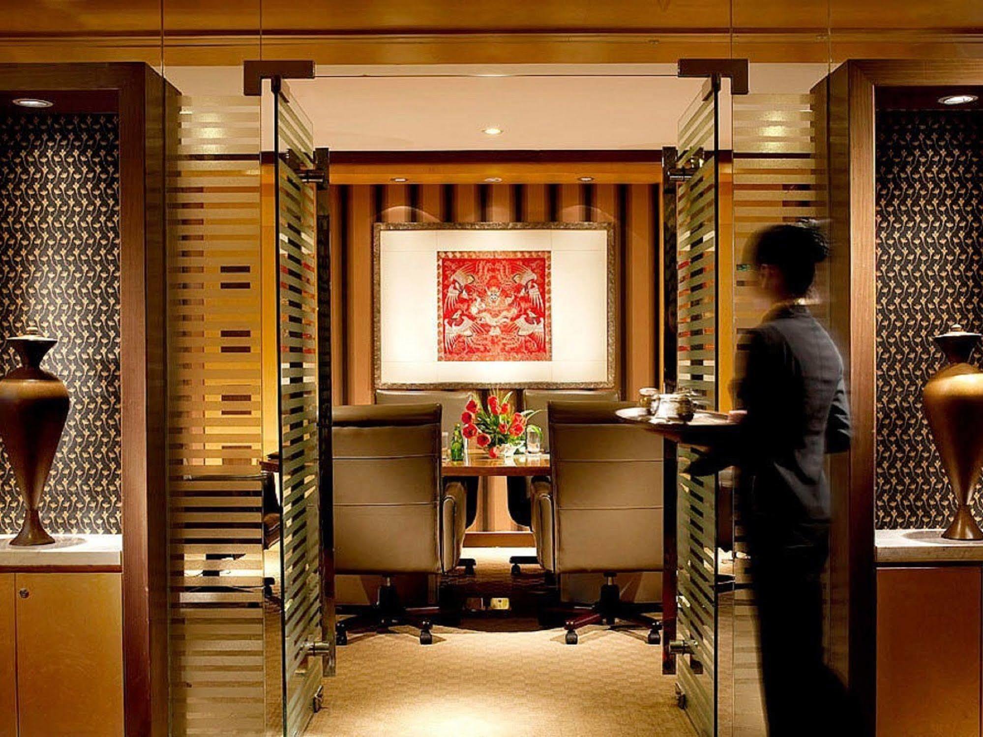Sunworld Dynasty Hotel Beijing Wangfujing Екстериор снимка Entrance to the Concierge Lounge at the Ritz-Carlton, Hong Kong